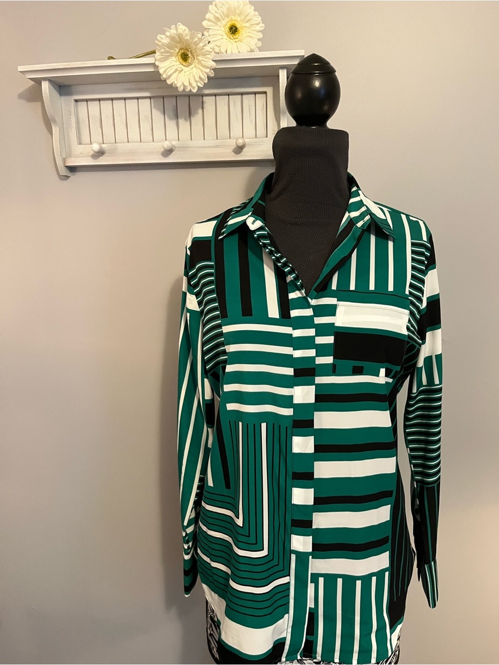 Nine West Green Black White Geometric Print Button-Up Shirt EUC